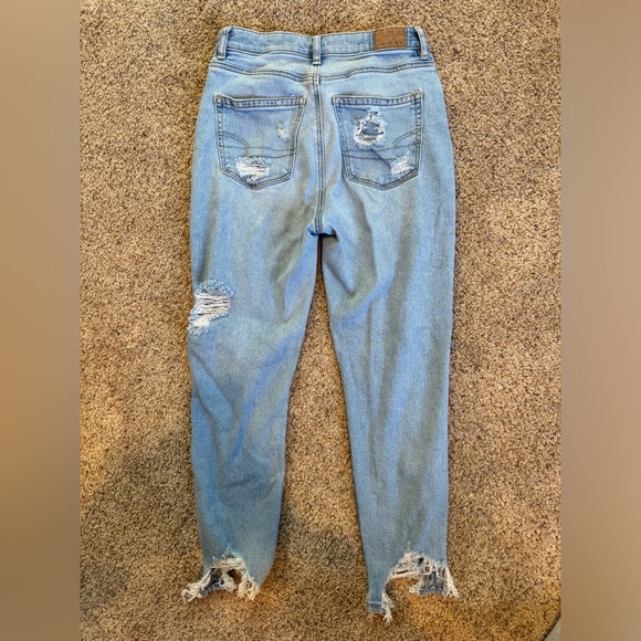 American Eagle Ripped Destroyed Stretch Mom Jean Light Wash Size 2 Short - Picture 7 of 7